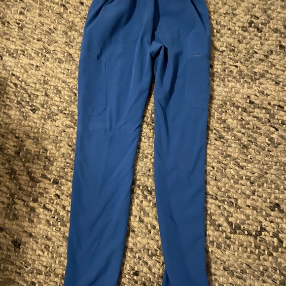 Barely worn figs yola pants - Picture 3 of 3